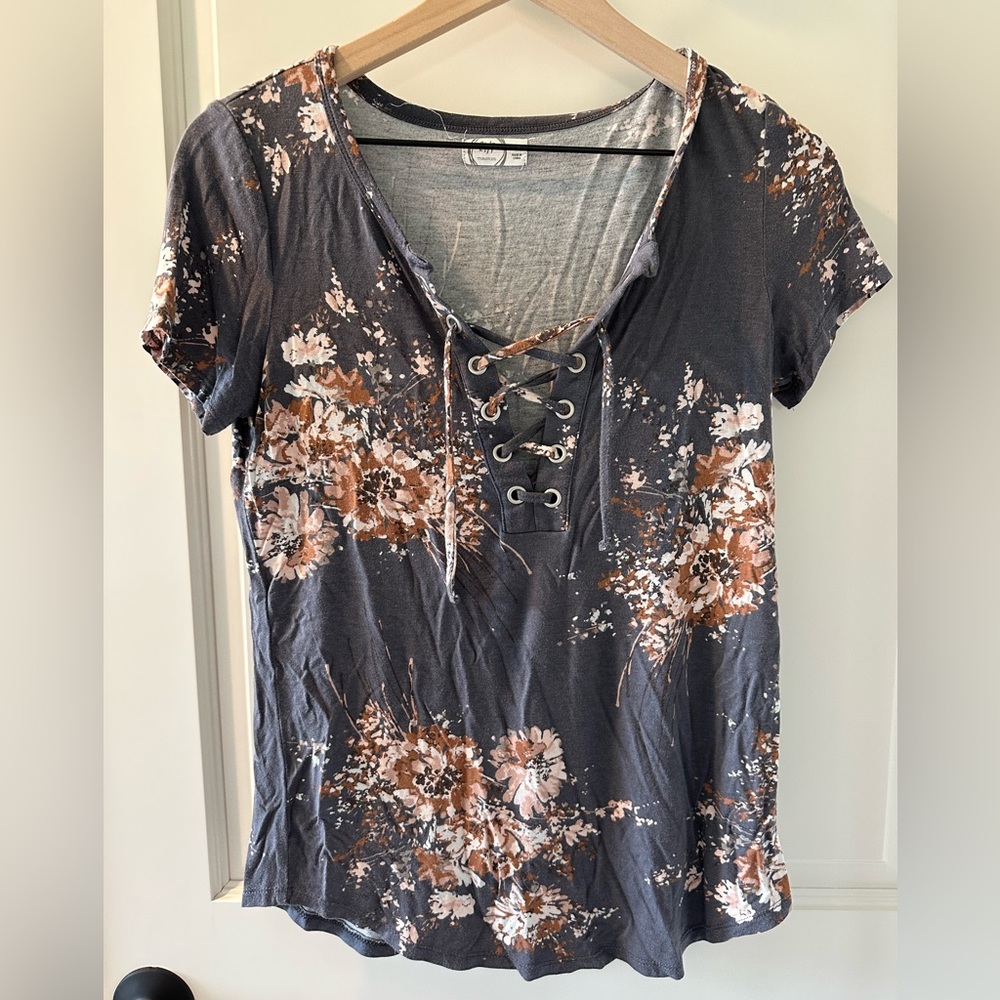 Maurices 24/7 lattice neck T-shirt. Grey with floral.